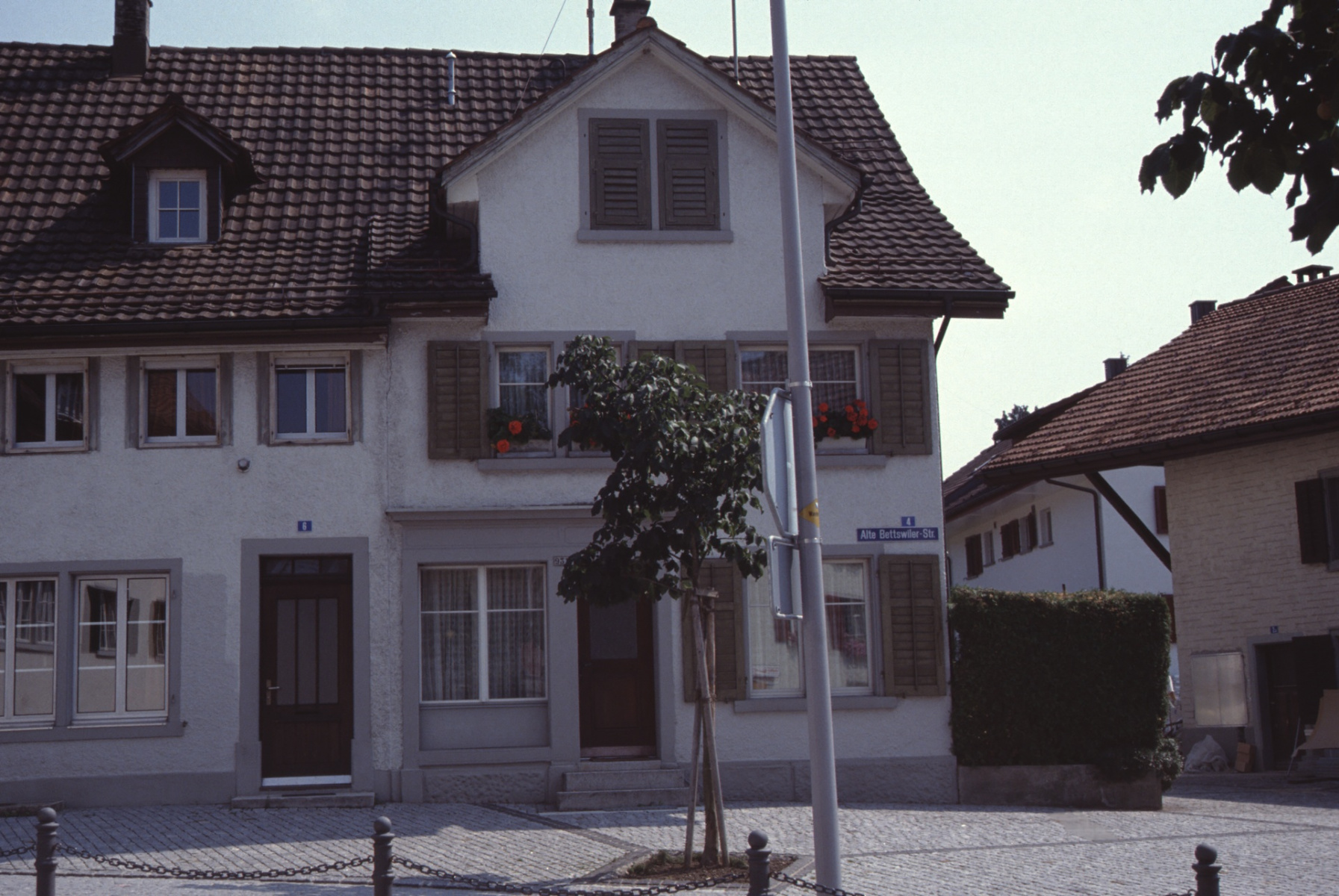 Dorfplatz mit ehemaligem Coiffeurladen Ernst Trachsler