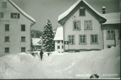 Dorfplatz im Winter, lk Hotel Bären, rt hinten Linde