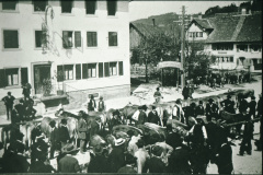 Viehmarkt beim Bären. An Stelle der Gartenwirtschaft und Kegelbahn baut die Wirtefamilie Furrer 1916 eine Metzgerei Viehmarkt beim Bären. An Stelle der Gartenwirtschaft und Kegelbahn baut die Wirtefamilie Furrer 1916 eine Metzgerei