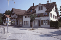 Dorfplatz, Untere Linden: vlnr Walder, VOLG, Diener, Steidle