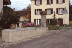 Der legendäre «Lindenbrunnen» von 1891 an der alten Bettswilerstr. wurde während Jahrzehnten gehütet von Lindenwirt und Gdepräsident Reinold Walder (1893-1988).