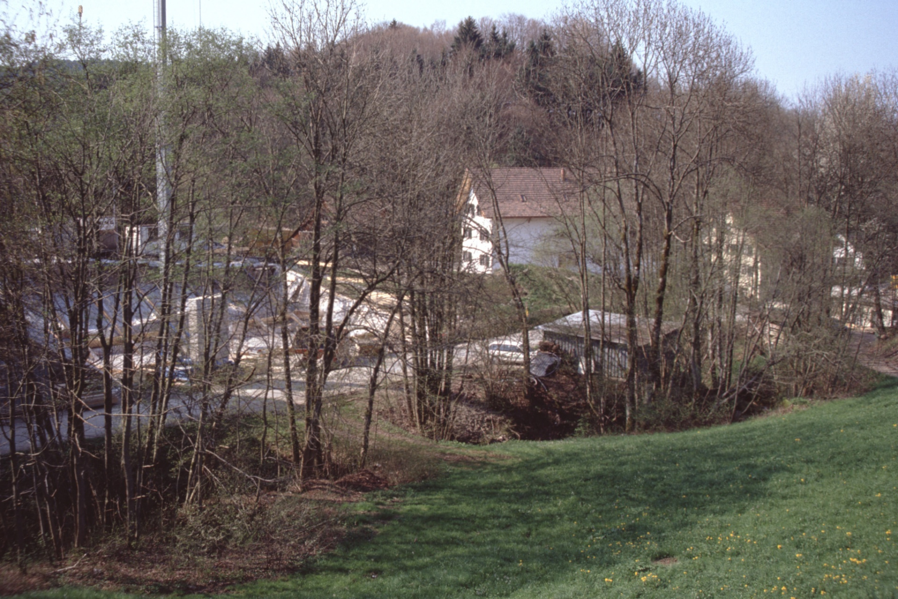Blick von der Bahnhofbrücke auf die Mühle