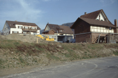 Gupfstr, Haus Gnehm nach Abbruch von Stall und Scheune, Hintergrund Gebäude COOP + Trachsler