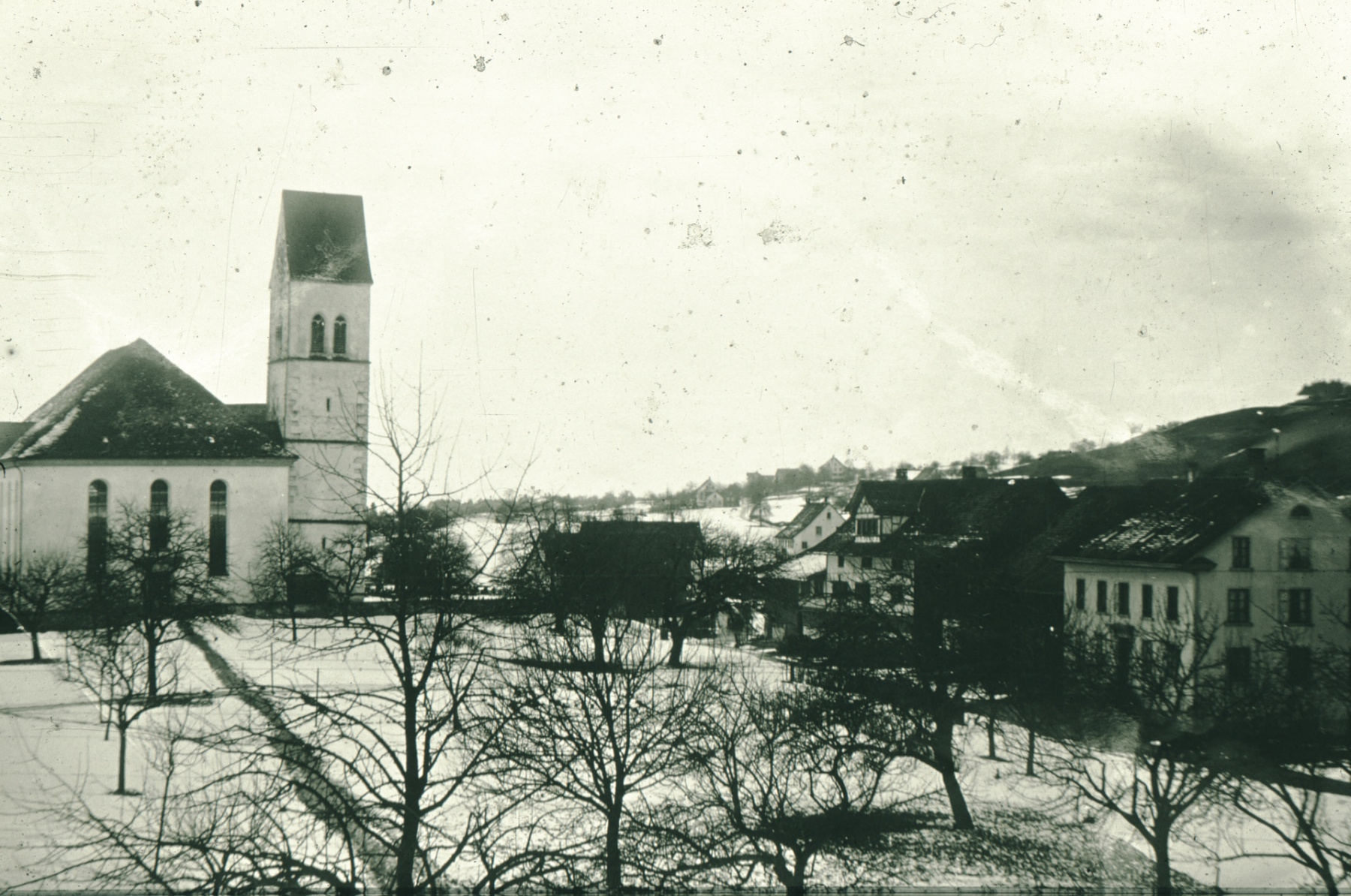 Ref. Kirche von der Baumastrasse aus. Der «schiefe Turm» ist schon seit mehr als 100 Jahren augenfällig. Julius Studer weiss bereits 1870, dass der Kirchturm ca. 1 Meter nach Norden hängt.