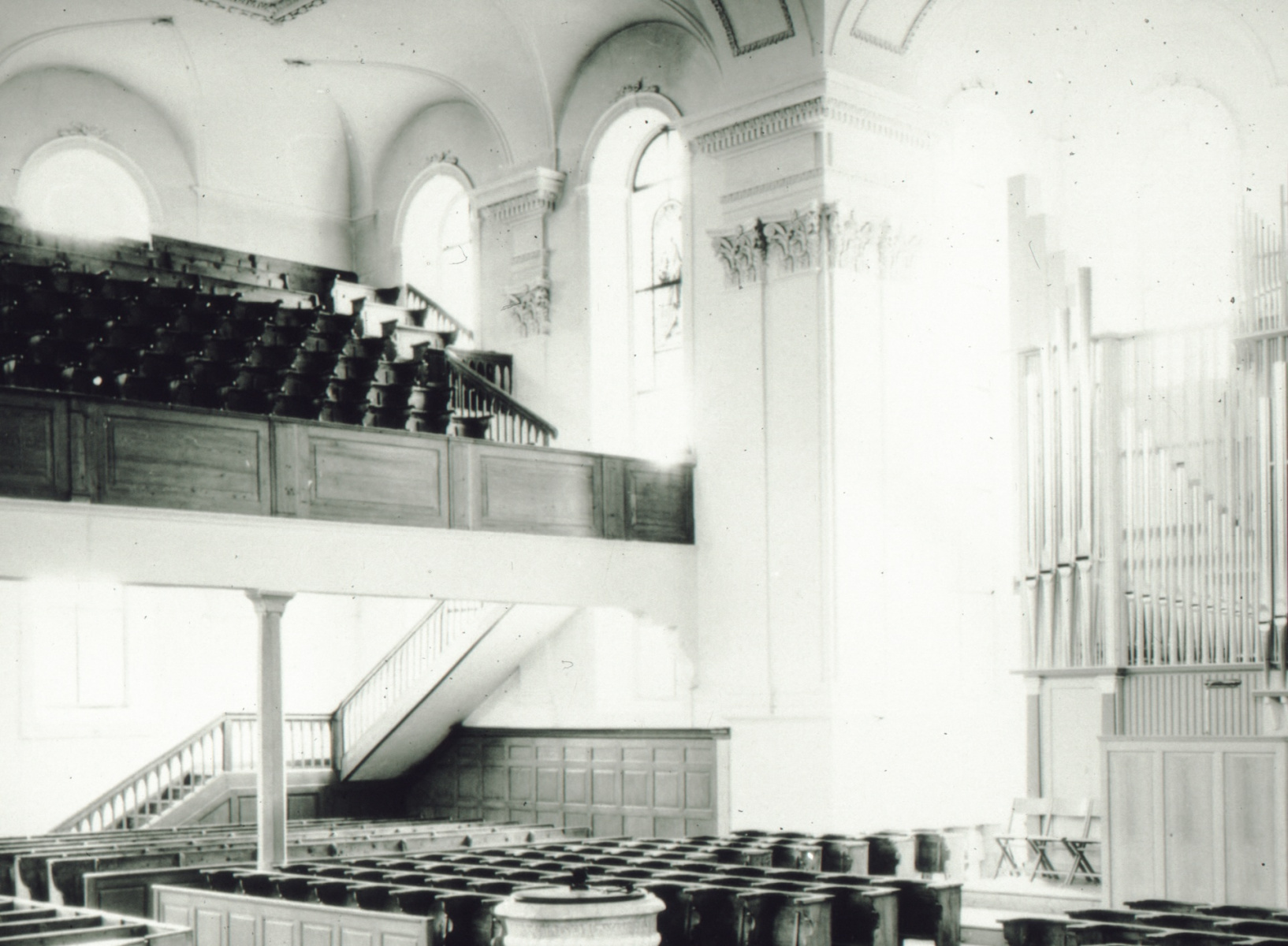 Ref. Kirche Innenansicht mit neuer Orgel