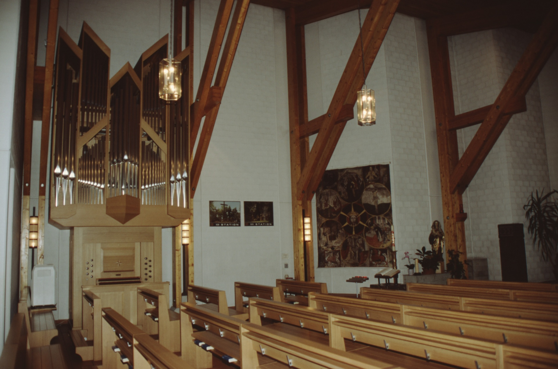 Kath. Kirche Innenraum mit Bruder Klaus Wandbehang (Vision)
