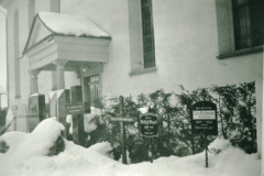 Ref. Kirche Gräber vor der Kirche