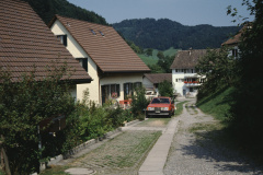 Pfarrhausstr. 6 (ganz links, plus Schulhausstr. 13 und Adetswilerstr. 7)) Blick Rtg Schulhausstr.