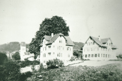 Pfarrhausstr. 18 alte Gemeindekanzlei (Abbruch 2007), rechts Schreinerei (ehem. Zehntenscheune) Pfarrhausstr. 18 alte Gemeindekanzlei (Abbruch 2007), rechts Schreinerei (ehem. Zehntenscheune)