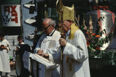 Kath. Kirche Glockenweihe Abt Ivo auf der Maur
