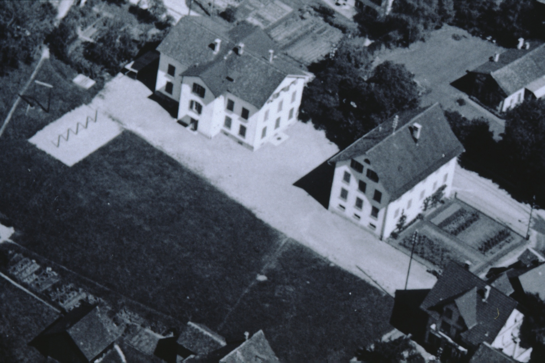 Luftaufnahme Swissair Schulhäuser Dorf