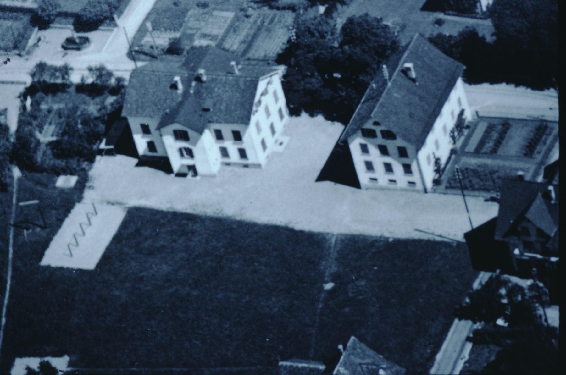 Luftaufnahme Swissair Schulhäuser Dorf