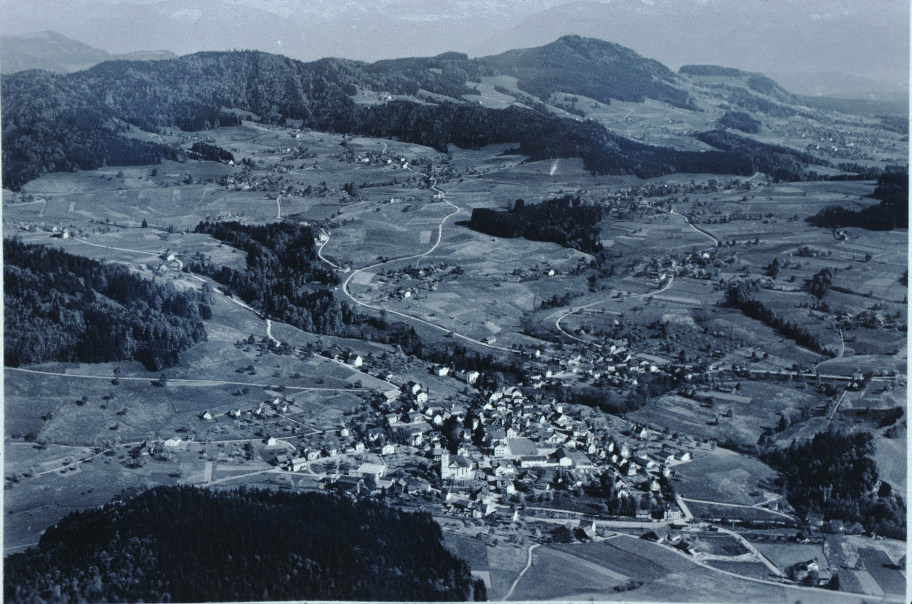 Luftaufnahme Swissair Dorf mit Bachtel