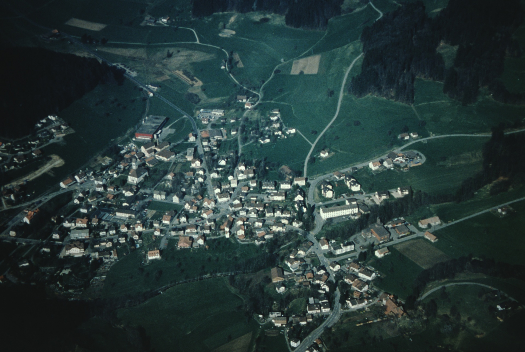 Luftaufnahme Dorf & Aemet