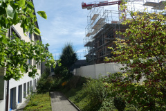 Blick von Pfarrhausstr., links Schulhaus Dorf, rechts im Bau Bahnhofstr 8b