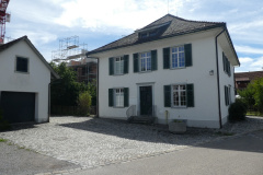 Pfarrhaus, dahinter Überbauung Gärtnerei