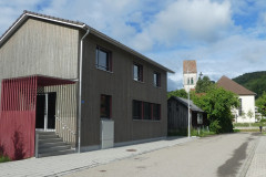 Pfarrhausstr. Jugendhaus «Stübli», 2015 neu gebaut, mit Blick auf Kirche