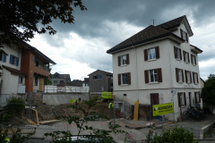 Blick von Schulhausstr. auf Bauplatz Wälty, hinten Bahnhofstr 8b und Jugendhaus