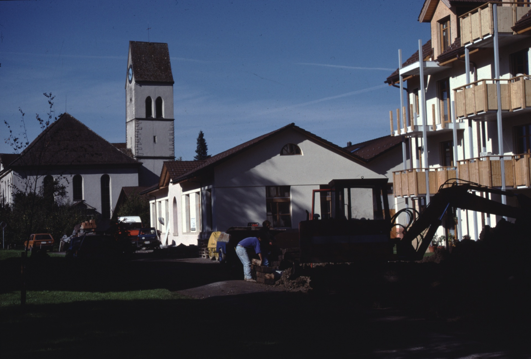 Kirche mit Neubau and der Kirche, (auch Adetswilerstr!)
