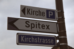 Strassentafel ,Kirche' ,Spitex'
