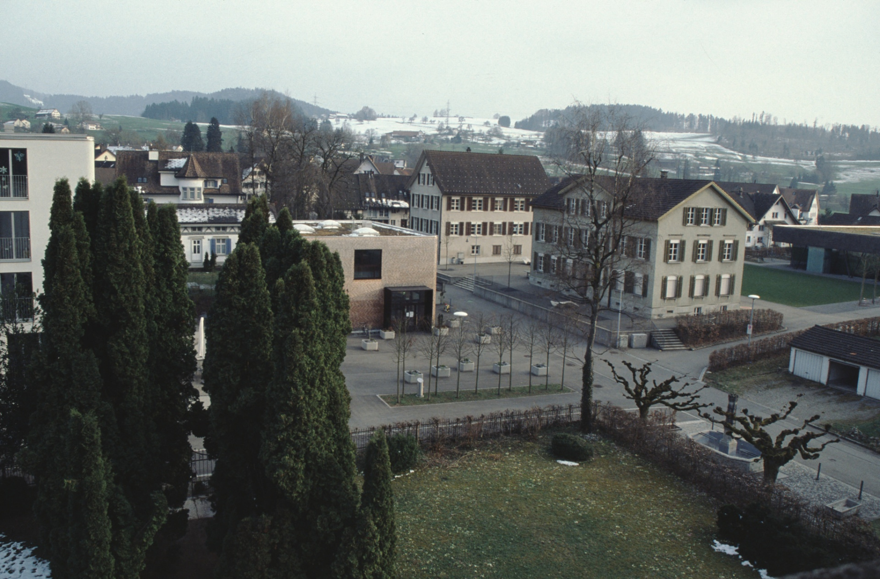 Blick vom Kirchturm. Schulhäuser, Mediothek, Alterspflege, Wohnheim