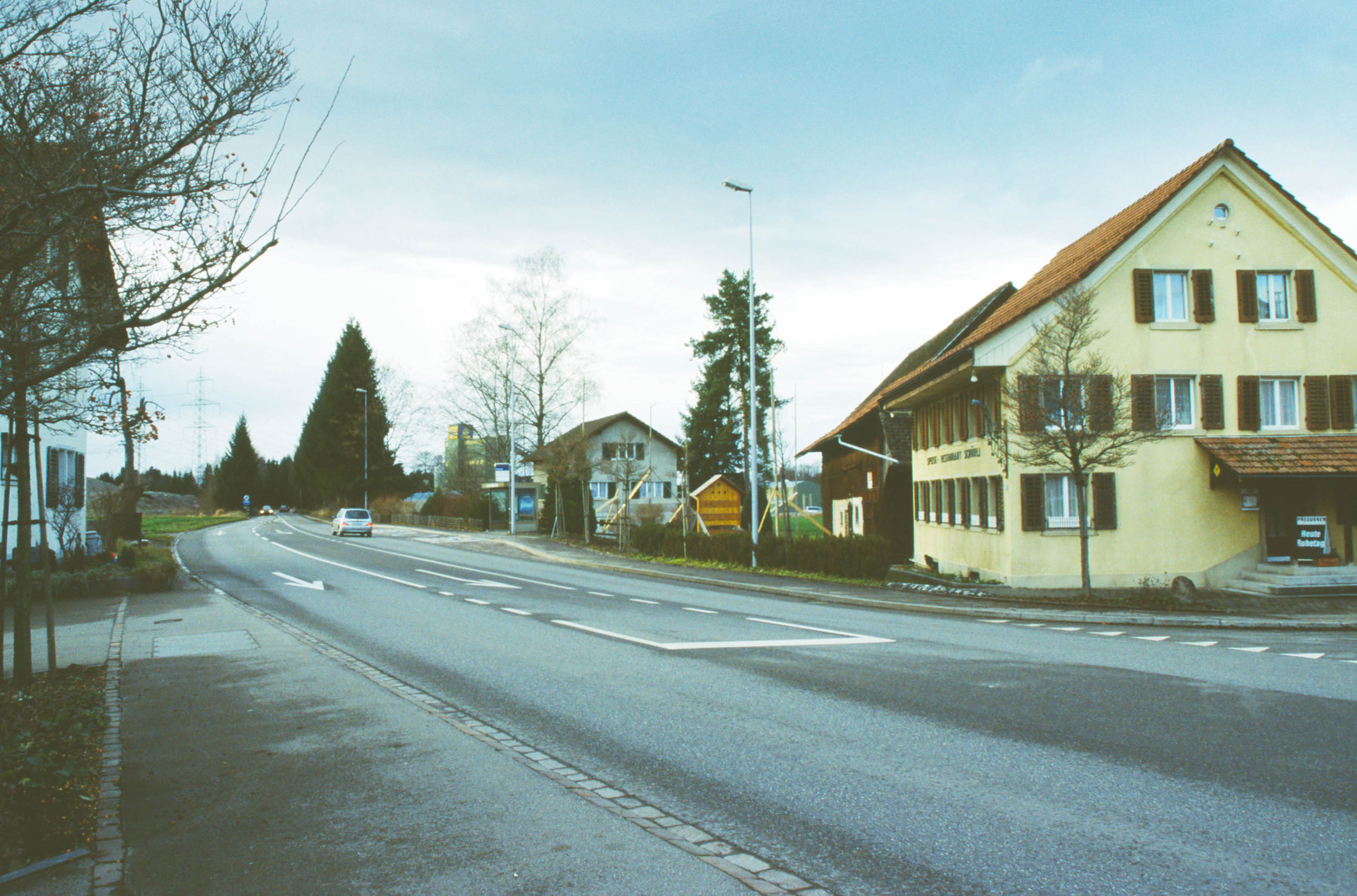 Schürli mit Haus Minnig (Bildmitte, ca 1960 - 2004) (Der Berner Walter Minnig veranlasste Tannenfuhre 1962)