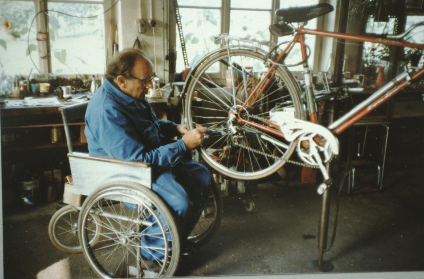 Ernst Meier in seiner Werkstatt