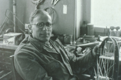 Ernst Meier in seiner Werkstatt