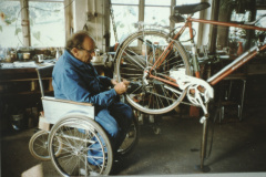 Ernst Meier in seiner Werkstatt