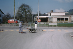 Einmündung Höhenstr in die Wetzikerstr, Schulhaus Oberdorf (Ernst Schoch, Strassenwärter, war Präsident der RPK, Mitglied der FDP)