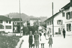 Oberdorf, Helvetia und Sennhütte, hinten Kosthaus der Spörri-Fabrik