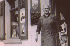 Handlung «Helvetia», Frau Trachsler