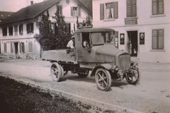 Vor der Helvetia. alter Lastwagen FBW