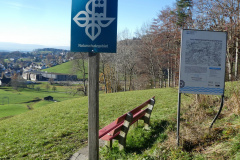 Sitzbank Steig mit Blick aufs Dorf