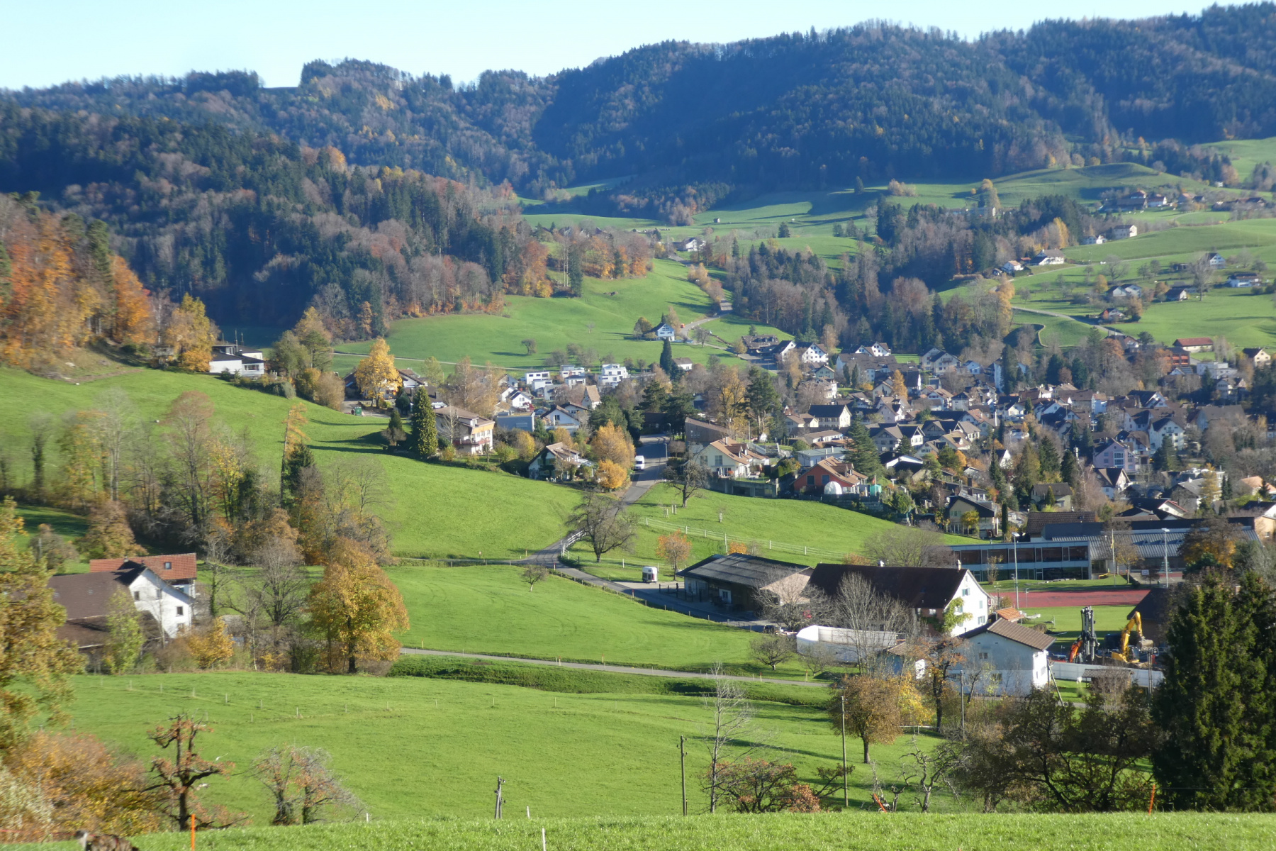 Vorne Meierhof und Schulhaus Adetswil, dahinter Aemet und Dorf Bäretswil