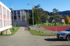 Turnhalle (links) und Sportanlage Letten
