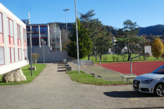 Turnhalle (links) und Sportanlage Letten Turnhalle (links) und Sportanlage Letten