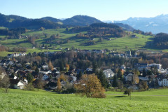 Blick vom Chilenbüel auf Adetswil. Dahinter Aabach-Tobel und Schürli / Kiesgrube