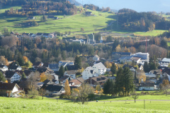 Blick vom Chilenbüel auf Adetswil. Rechts Fabrik «im Tobel», dahinter Aabach-Tobel und Schürli mit Kieswerk