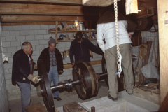 Diaschau 1, Einbau der Schwungräder Hausi W., Bruno G., Jean W.