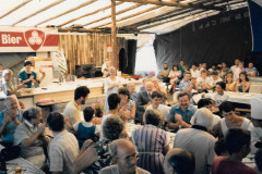 Brunnenfest 1987, Festzelt mit Margrit Egli und Bruno Meier hinter Theke