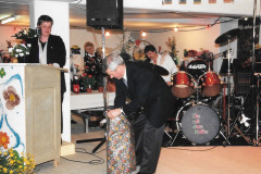 Brunnenfest 1995, Frau Grunder, Präsi Brunnengen. Gupf, mit Geschenk