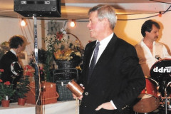 Brunnenfest 1995, Walter Egli mit Geschenk der Brunnengen. Gupf