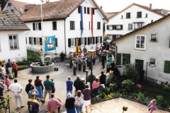Brunnenfest 1995, Musikverein mit Fahnenmarsch, von Markus Waldner speziell für die Fahnenweihe komponiert.