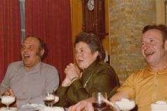 CHUCHI. Weihnachtsessen in der Backstube Rest Frohsinn, Wappenswil. vl: Hans Zimmermann, Frieda und Edi Hitz