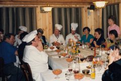 CHUCHI. 1. Weihnachtsessen im Freihof, Hinterburg. vl: Hans Planzer, H.U. Hess, Frieda u. Edi Hitz, Karl und Elsbeth Müller, Vreni Schlatter-Planzer