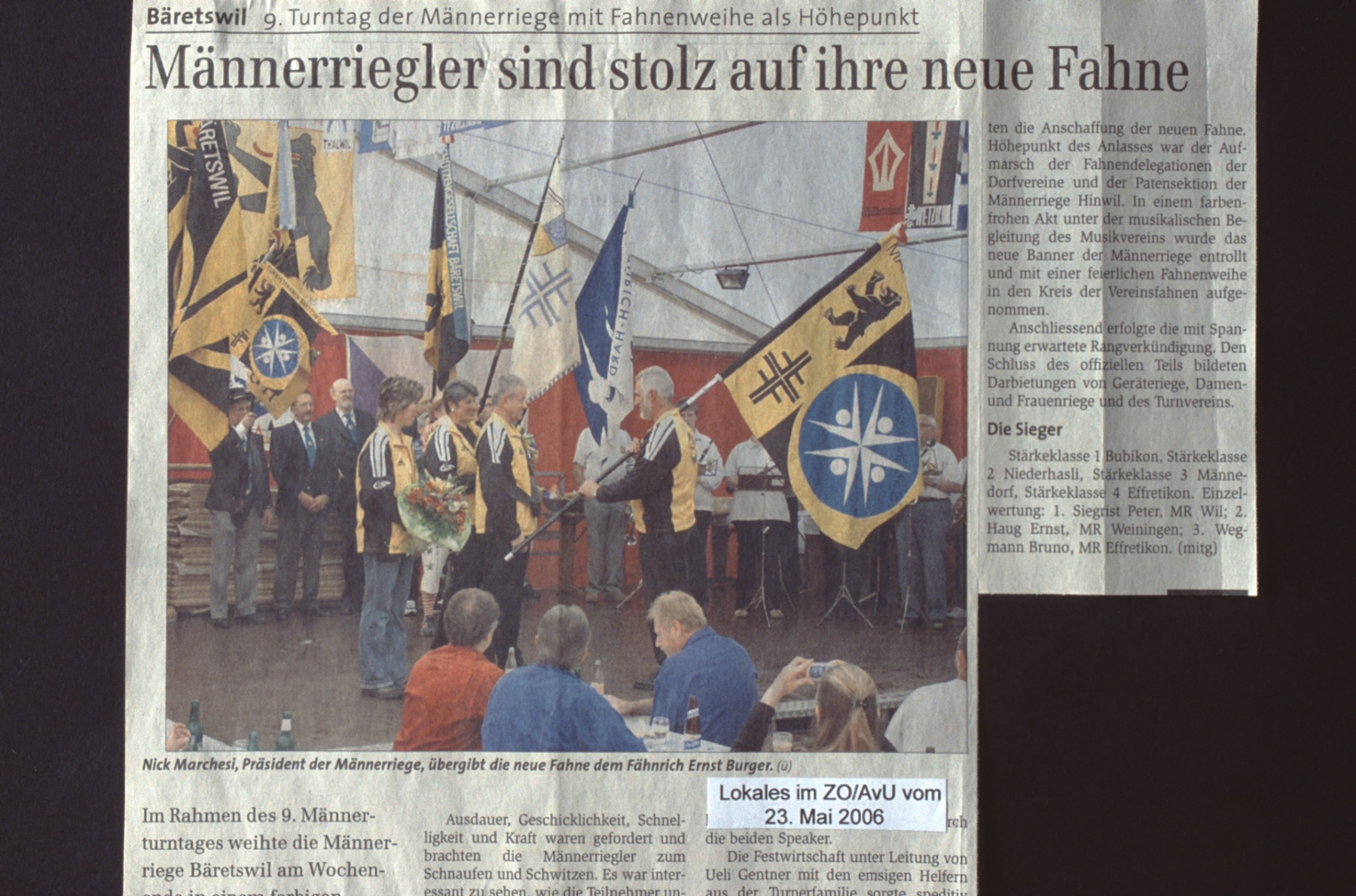 ZO ,Männerriegler sind stolz auf ihre neue Fahne' Fahnenweihe in Adetswil