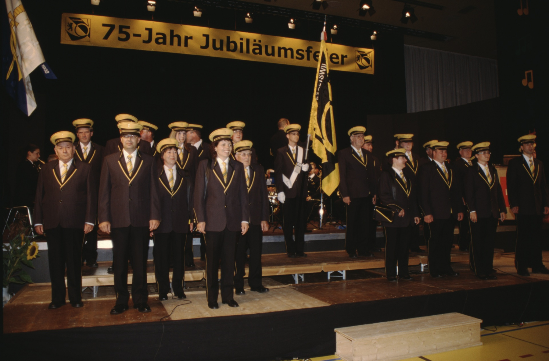 Uniformweihe 75 Jahre Jubiläum, MZH, Einmarsch mit der alten Uniform