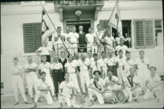 Turnverein. Vorne in der Mitte steht Oberturner Carl Diener