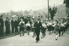 Bahneinweihung 1947, Harmonikaorchester mit Vater Nyffeler